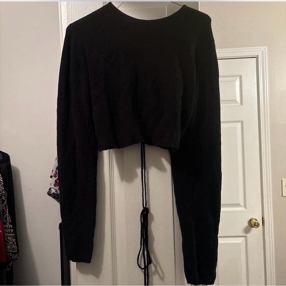 Black long sleeves crop top with lace up back - Picture 1 of 3